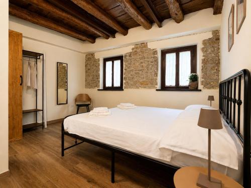 a bedroom with a large white bed in a room at Casa Runcis in Cavasso Nuovo