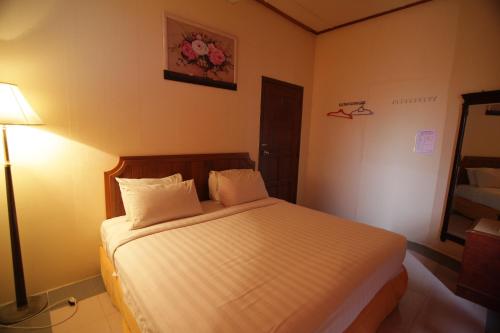 Ένα ή περισσότερα κρεβάτια σε δωμάτιο στο Anggerik Lodging