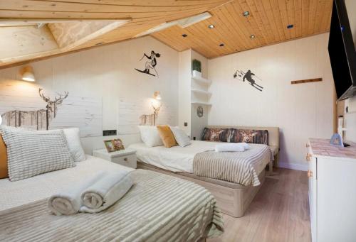 a room with three beds in a room at Ski Lodge Sierra Nevada in Sierra Nevada