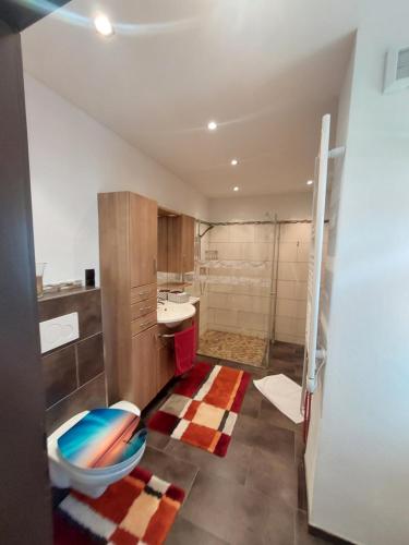 a bathroom with a toilet and a sink at Ferienwohnung Kasbacher in Bruck an der Großglocknerstraße