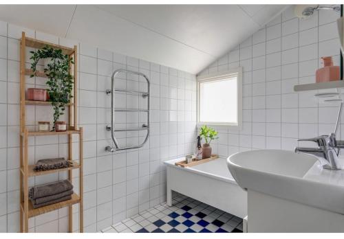 a bathroom with a sink and a bath tub at Skiftehuset in Ytterby