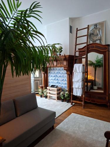 a living room with a couch and a ladder at B&B Villa D'Hondt in Blankenberge