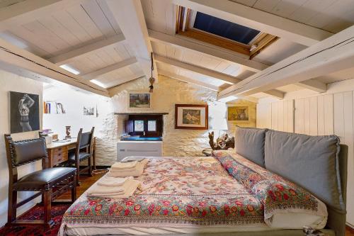 a bedroom with a bed and a desk in a room at Villa Daphne Pool And Jacuzzi in Vescina