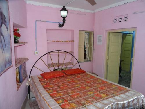 Amar Niwas Homestay Guesthouse tesisinde bir odada yatak veya yataklar