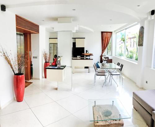 - un salon avec un canapé et une table dans l'établissement Flora Apartment Bali, à Seminyak