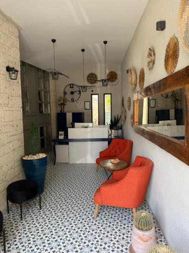 a living room with two red chairs and a table at The Alaçatı Ariel Hotel in Çeşme