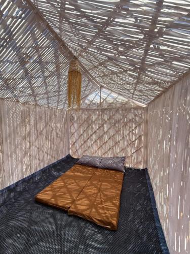 a small room with a bed in a ceiling at Chalets MB in Tarîfa