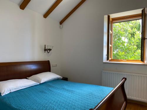 a bedroom with a bed and a window at Villa Nidus Onei in Omiš