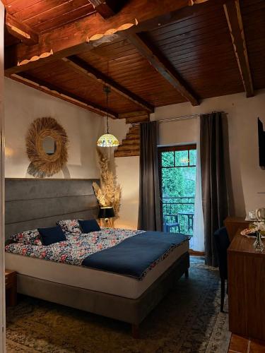 a bedroom with a large bed in a room at Kompleks Detlafówka in Dębki
