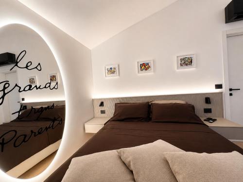 a bedroom with a bed and a sign that saysles grandparent at Il borgo blu in Tortoreto Lido