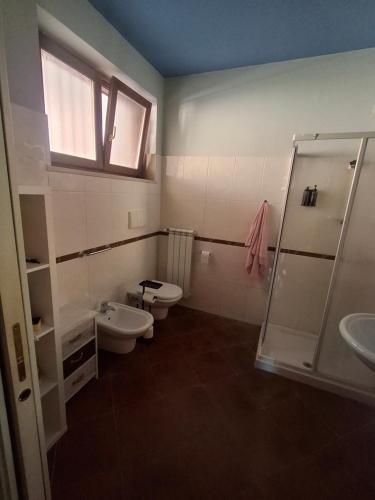 a bathroom with two toilets and a shower at Appartamenti della Marchesa 2 camere in Montichiari