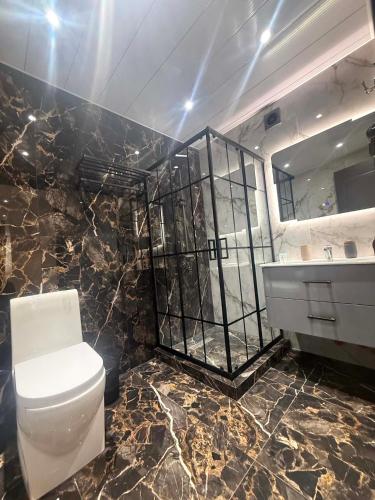a bathroom with a toilet and a sink at Hotel N in Tsqaltubo