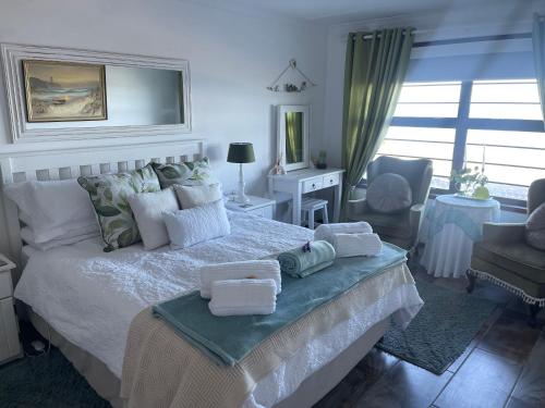 a bedroom with a bed with towels on it at 303 Kusweg Tergniet in Tergniet