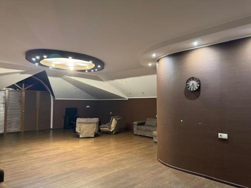 ein Wohnzimmer mit einem großen Raum mit Holzböden in der Unterkunft Hotel Florencia in Mzcheta
