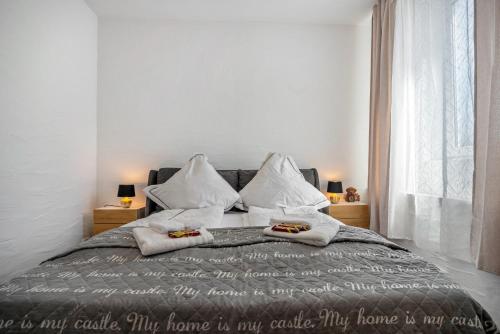 a bedroom with a bed with two towels on it at Danma Ferienwohnung Apartment Eifel in Laubach