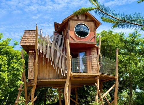 a tree house with a window on top of it at Baumhaushotel - Die geheime Welt von Turisede - Kulturinsel Einsiedel in Zentendorf