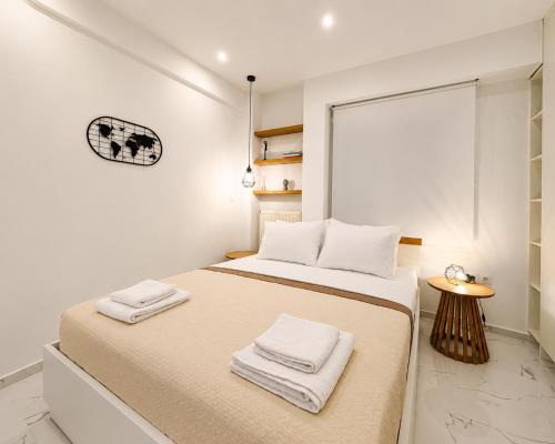 a bedroom with a bed with towels on it at AZEK Garden Suite in Perea