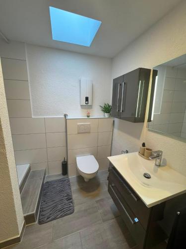 a bathroom with a toilet and a sink at Gemütliche City Wohnung in Mönchengladbach