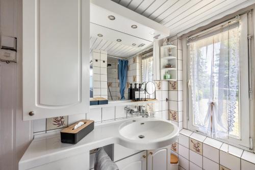 a bathroom with a sink and a mirror at Bungalow an der Havel in Margarethenhof