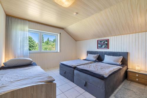 a bedroom with two beds and a window at Haus Fabio in Großengstingen