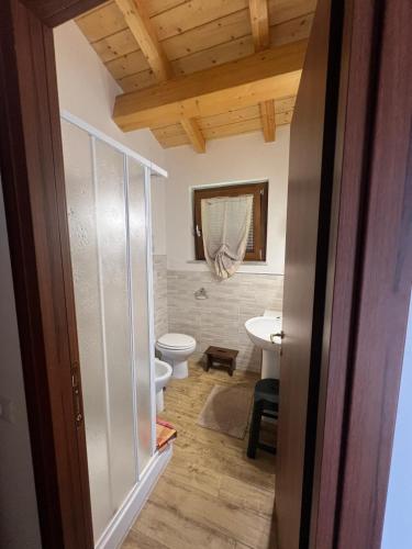 a bathroom with a toilet and a sink at Il Melarancio in Pescia Romana