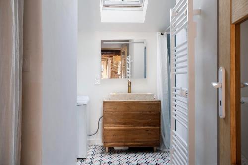 a bathroom with a sink and a mirror at Chambre de garel in Le Minihic-sur-Rance