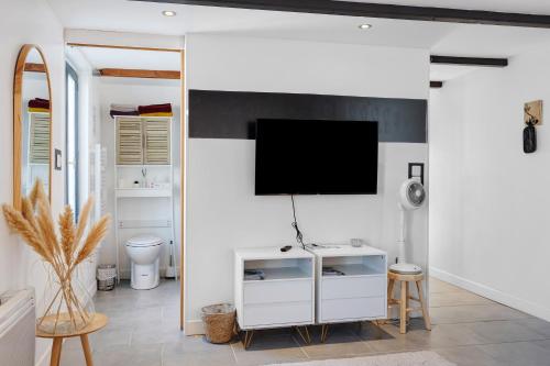 a living room with a tv on a wall at Charmant appartement pour 4 in Saint-Jean-de-Liversay