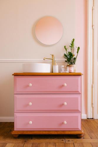 a pink dresser with a sink and a mirror at Maison Pistache in Le Dorat