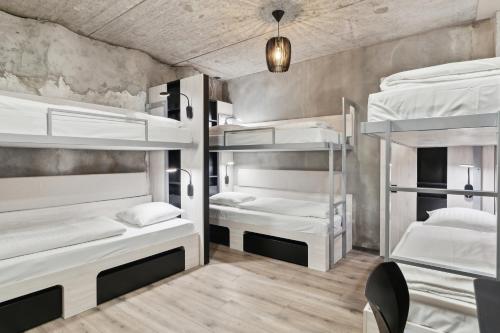 a room with four bunk beds in it at Fyrtojet in Odense