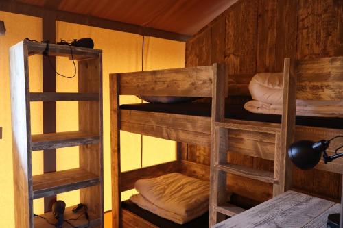 a room with two bunk beds in a room at Lodge in de Ijsmolenhoeve in Ronse
