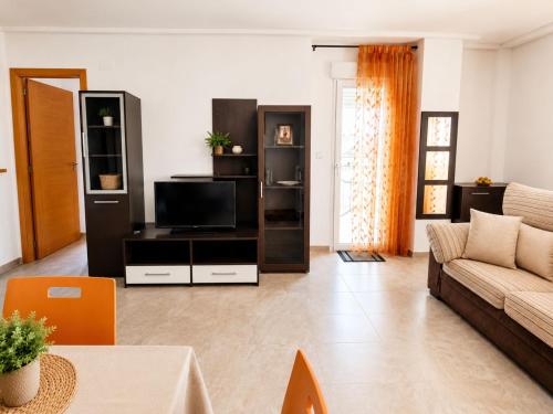 Apt near center port