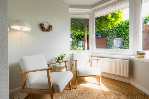 a room with two chairs and a window at Rosengarten in Kellenhusen