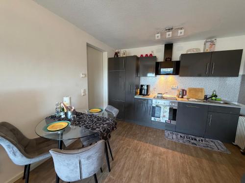 a kitchen and dining room with a table and chairs at Helle Wohnung in Fürth in Fürth