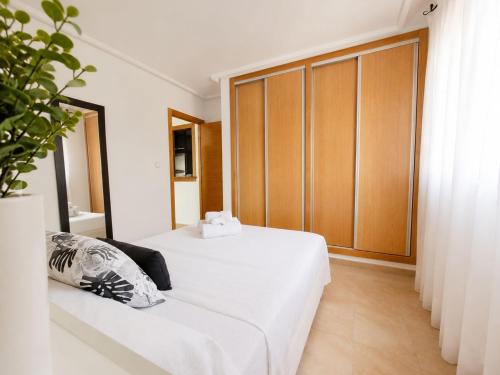 Apt near center port
