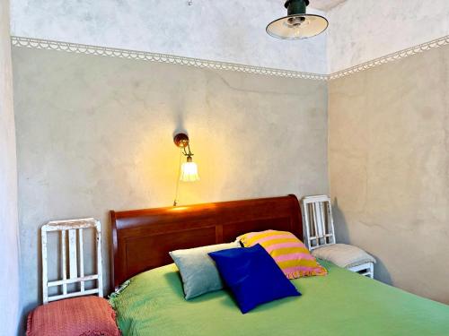 ein Schlafzimmer mit einem Bett mit bunten Kissen in der Unterkunft K's Studio in Kuldīga