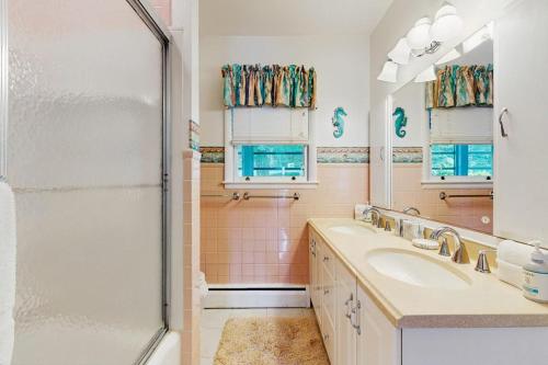 ein Badezimmer mit zwei Waschbecken und einer Dusche in der Unterkunft Loon Watch in Alton Bay