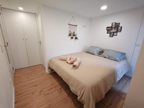 a bedroom with a bed with two towels on it at Apartamento com charme no centro histórico - Escura 36 in Viseu