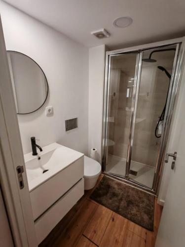 a bathroom with a white sink and a shower at Apartamento com charme no centro histórico - Escura 36 in Viseu