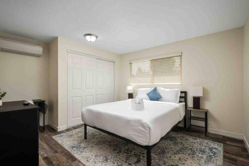 a bedroom with a large white bed and a window at Wintergreen Unit 1 in Salem