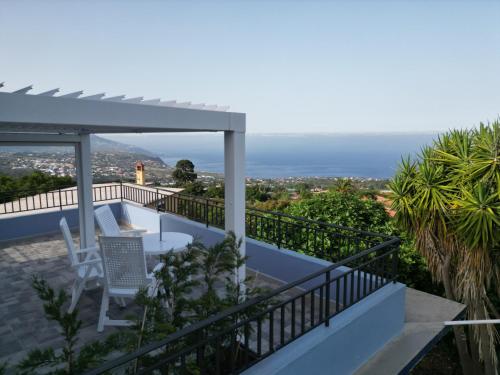a balcony with a view of the ocean at La casa del pintor in Breña Alta