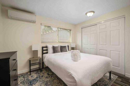 ein Schlafzimmer mit einem großen weißen Bett und einem Fenster in der Unterkunft Wintergreen Unit 2 in Salem