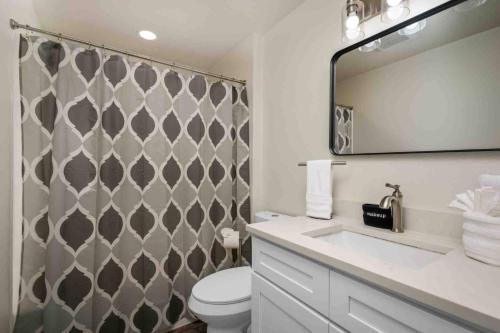 ein Badezimmer mit Toilette, Waschbecken und Spiegel in der Unterkunft Wintergreen Unit 2 in Salem