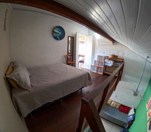 a bedroom with a bed in a room at Chale Maresias 1 in São Sebastião