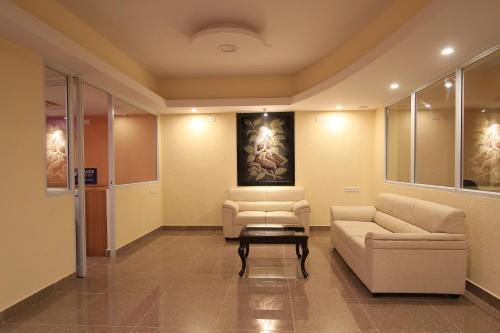 Arra Grande Suites Bangalore airport hotelにあるシーティングエリア