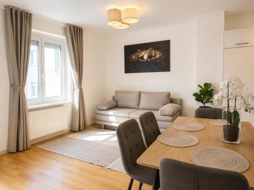 9-Min to Center, 1BR &1LR Apt with Balcony, TV & WIFI