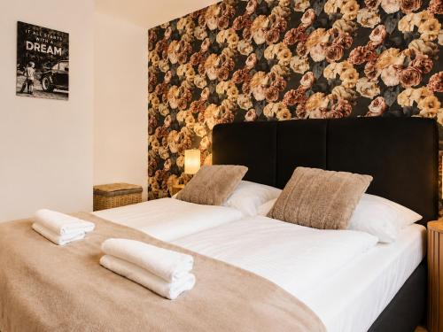 9-Min to Center, 1BR &1LR Apt with Balcony, TV & WIFI