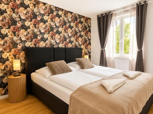 9-Min to Center, 1BR &1LR Apt with Balcony, TV & WIFI