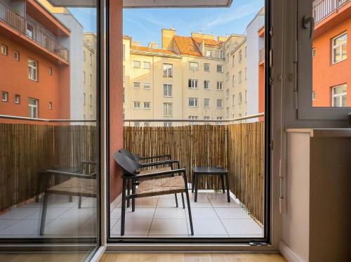 9-Min to Center, 1BR &1LR Apt with Balcony, TV & WIFI