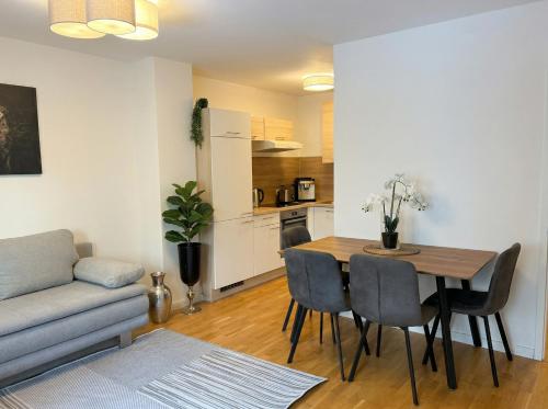 9-Min to Center, 1BR &1LR Apt with Balcony, TV & WIFI