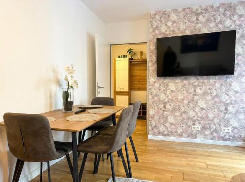 9-Min to Center, 1BR &1LR Apt with Balcony, TV & WIFI
